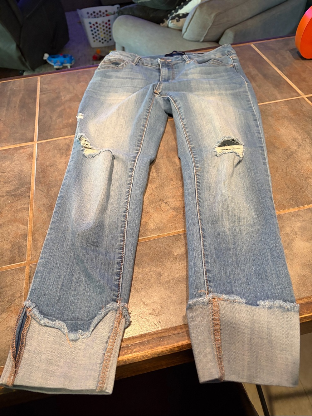 1822 Denim Light Blue Distressed Cropped Jeans with Frayed Cuff